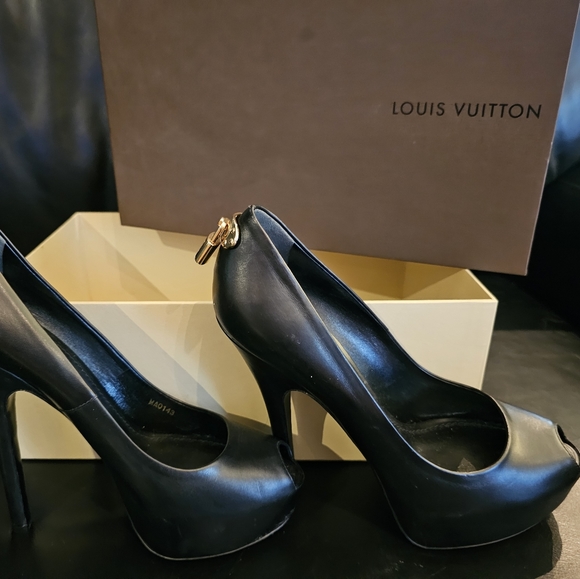 Louis Vuitton "oh really" black leather stilettos - Picture 5 of 8